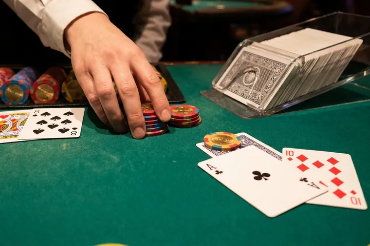 Dealer resolves in Atlantic City Blackjack