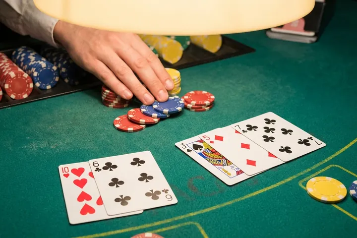 Banker draws and settles in Chinese Blackjack (Ban-Luck)