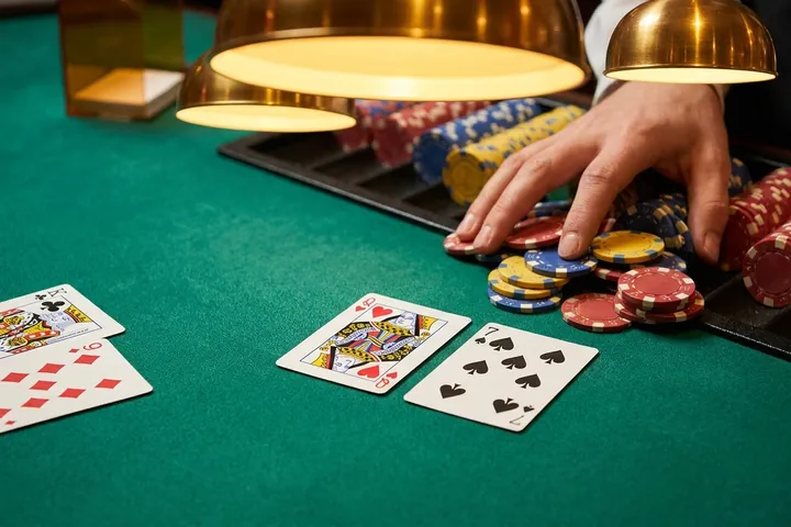 Dealer completes in Double Exposure Blackjack