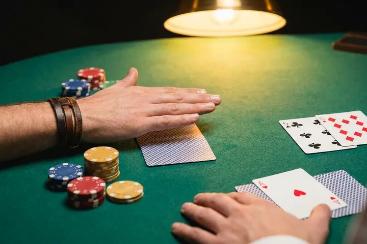 Dealer hits soft 17 in Vegas Downtown Blackjack